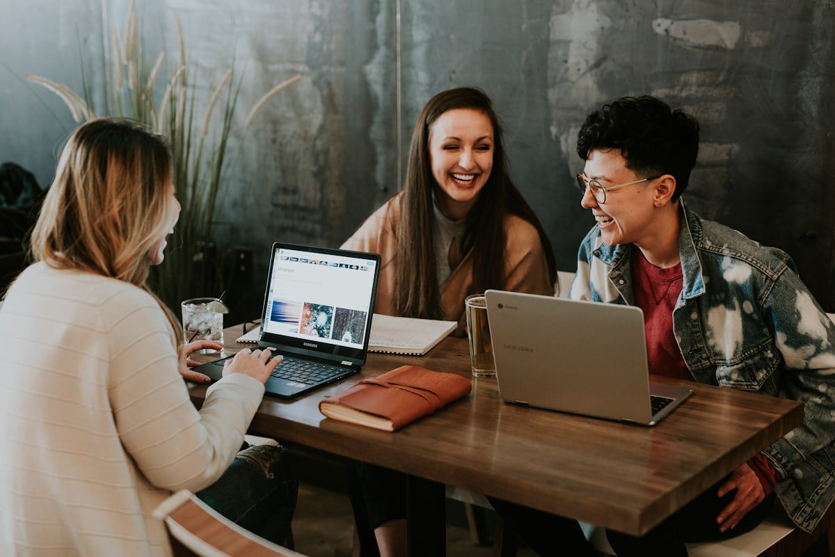 Personne suivant une formation en ligne gratuite sur ordinateur portable