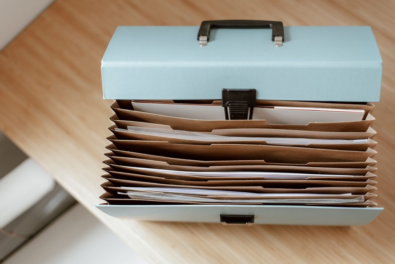 Entrepreneur comparant documents auto-entrepreneur et SASU