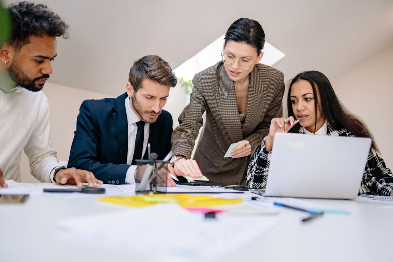 Équipe familiale travaillant ensemble dans bureau